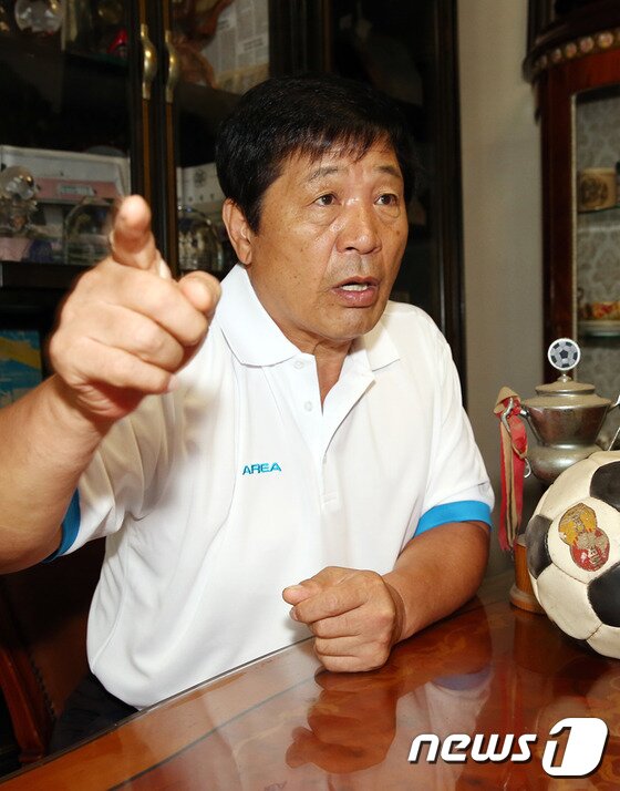 본문 이미지 - 이세연 한국OB축구회 부회장이 12일 오후 고양시 덕양구 자택에서 뉴스1과 인터뷰를 하고 있다. 2015.8.12/뉴스1 ⓒ News1 박재만 인턴기자