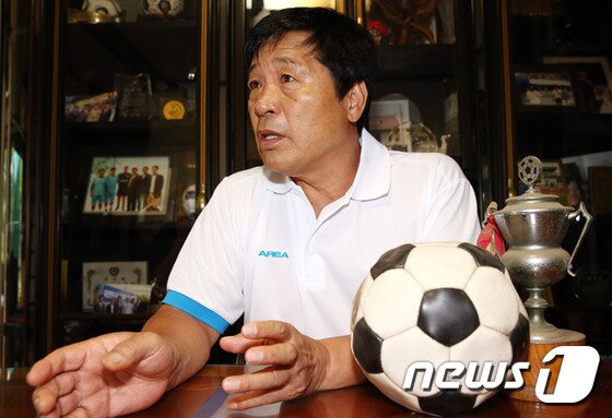 본문 이미지 - 이세연 한국OB축구회 부회장이 12일 오후 고양시 덕양구 자택에서 뉴스1과 인터뷰를 하고 있다. 이세연 부회장에게 한일전은 절대 질 수 없는 경기로 기억되고 있었다. 2015.8.12/뉴스1 ⓒ News1 박재만 인턴기자