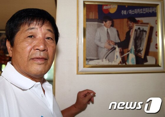 본문 이미지 - 이세연 한국OB축구회 부회장이 12일 오후 고양시 덕양구 자택에서 뉴스1과 인터뷰를 하고 있다. 축구황제 펠레가 방한했을 때 함께 찍은 사진 앞에서 포즈를 취했다. 2015.8.12/뉴스1 ⓒ News1 박재만 인턴기자