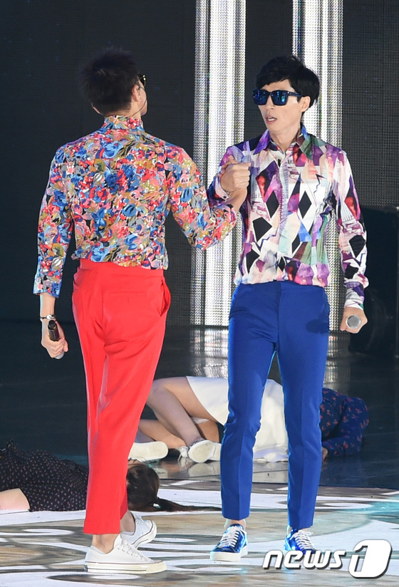 (평창=뉴스1스포츠) 권현진 기자 = '소 섹시!'댄싱 개봉 박진영, 유재석(오른쪽)이 13일 오후 강원도 평창동계올림픽 스키점프경기장에서 열린 MBC ‘2015 무한도전 영동고속 …