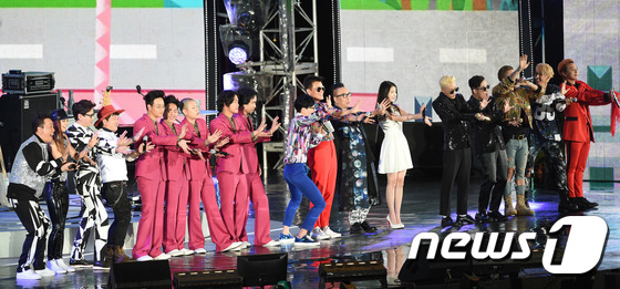 (평창=뉴스1스포츠) 권현진 기자 = '무한 도전!'출연자들이 13일 오후 강원도 평창동계올림픽 스키점프경기장에서 열린 MBC ‘2015 무한도전 영동고속도로 가요제’에 출연해 ' …