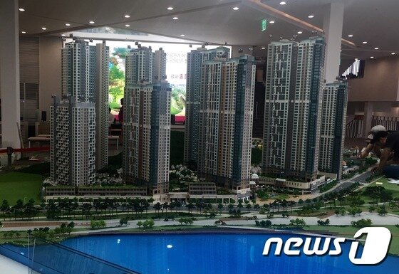 본문 이미지 - 광교 중흥S-클래스 아파트 모형 /사진=최동순 기자 ⓒ News1