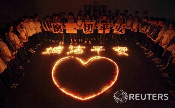 본문 이미지 - 톈진 주민들 및 봉사자들이 모여 희생자를 애도하고 있다. ⓒ 로이터=뉴스1