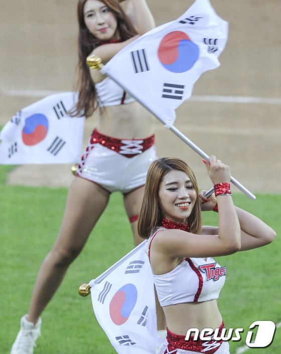 (광주=뉴스1) 황희규 기자 = 14일 오후 광주 기아챔피언스필드에서 열린 \'2015 타이어뱅크 KBO 프로야구\' 삼성 라이온즈와 KIA 타이거즈의 경기에서 KIA 치어리더가 …