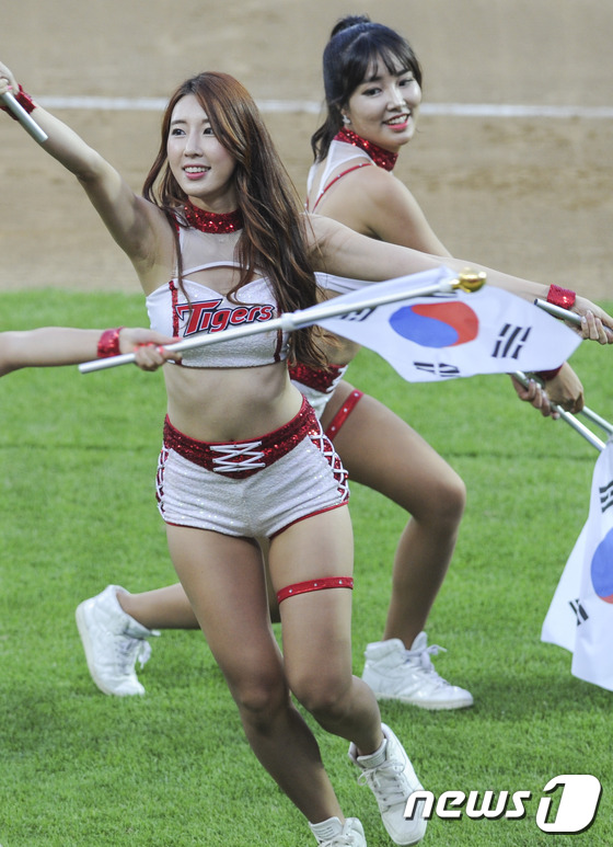 (광주=뉴스1) 황희규 기자 = 14일 오후 광주 기아챔피언스필드에서 열린 \'2015 타이어뱅크 KBO 프로야구\' 삼성 라이온즈와 KIA 타이거즈의 경기에서 KIA 치어리더가 …