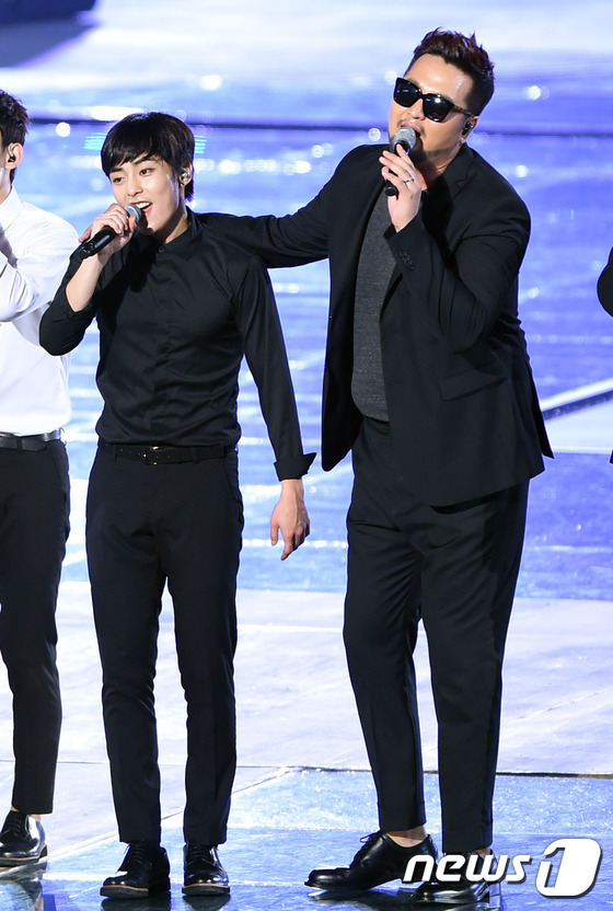 (서울=뉴스1스포츠) 권현진 기자 = 선배님 앞에만 서면 제가 왜 이리 작아지죠?엑소 시우민, 지오디 김태우(오른쪽)가 15일 오후 서울 상암 월드컵경기장에서 열린 KBS 광복 7 …