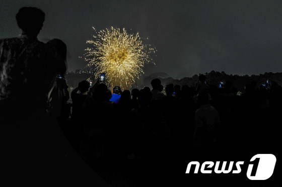 (광주=뉴스1) 황희규 기자 = 광복절인 15일 오후 광주 서구 풍암저수지에서 광복70주년을 기념하는 화려한 폭죽이 터지고 있다. 2015.8.15/뉴스1