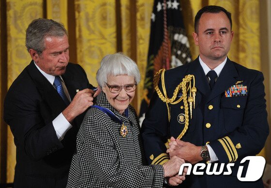 본문 이미지 - 2007년  백악관에서 하퍼 리가 조지 부시 미국대통령에게서 '자유의 메달'을 받고 있다.  ⓒAFP= News1