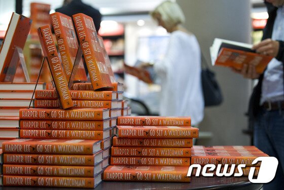 본문 이미지 - 영국 의 한 서점에 쌓인 하퍼 리의 신간 '파수꾼' 7월 14일 세계 7개국에서 동시발매됐다. ⓒ AFP=News1