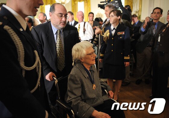 본문 이미지 - 하퍼 리가 2007년 백악관에서 '자유의 메달'(Presidential Medal of Freedom) 시상식을 기다리고 있다.ⓒ AFP=News1