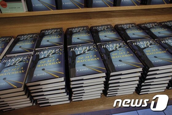 본문 이미지 - 7월 14일 세계 동시발매를 위해 미국 뉴욕의 한 서점에 쌓인 '파수꾼'ⓒAFP= News1