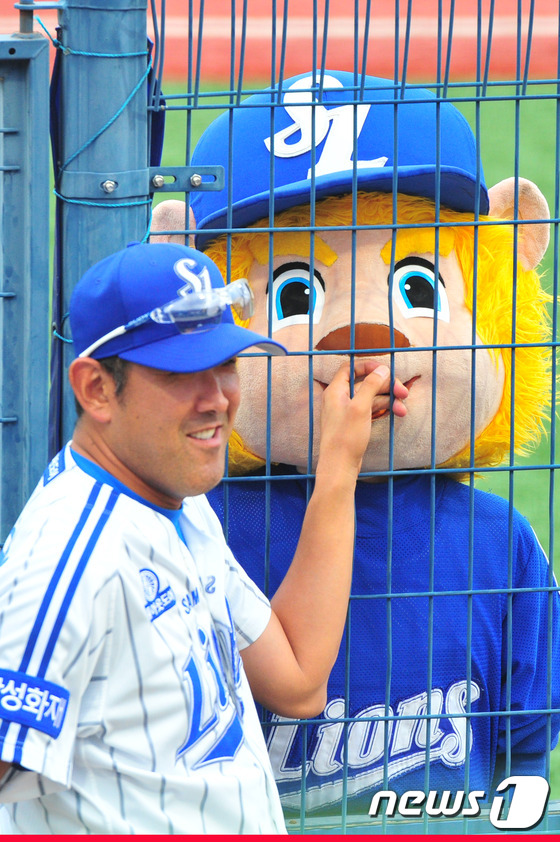 (포항=뉴스1) 최창호 기자 = 16일 오후 경북 포항야구장에서 열린 '2015 타이어뱅크 KBO 프로야구'삼성 라이온즈와 한화 이글스의  2차전 경기에 앞서 삼성 마스코트 블레오 …