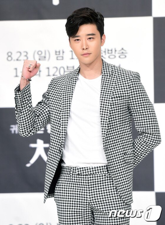 본문 이미지 - 훈훈한 외모로 안방극장 녹일 준비 완료~ 배우 김권이 17일 오후 서울 영등포 타임스퀘어에서 열린 OCN 호러 수사극 ‘처용2’(연출 강철우 / 극본 홍승현 외) 제작발표회에 참석해 포즈를 취하고 있다.  ⓒ News1 스포츠 / 권현진 기자