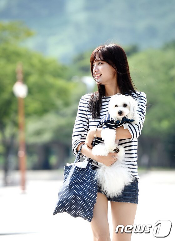 본문 이미지 - 레인보우 멤버 겸 배우 재경이 최근 진행된 인터뷰에서 카롱이를 키우기까지 고민이 많았다고 털어놨다. ⓒ News1 스타 / 권현진 기자