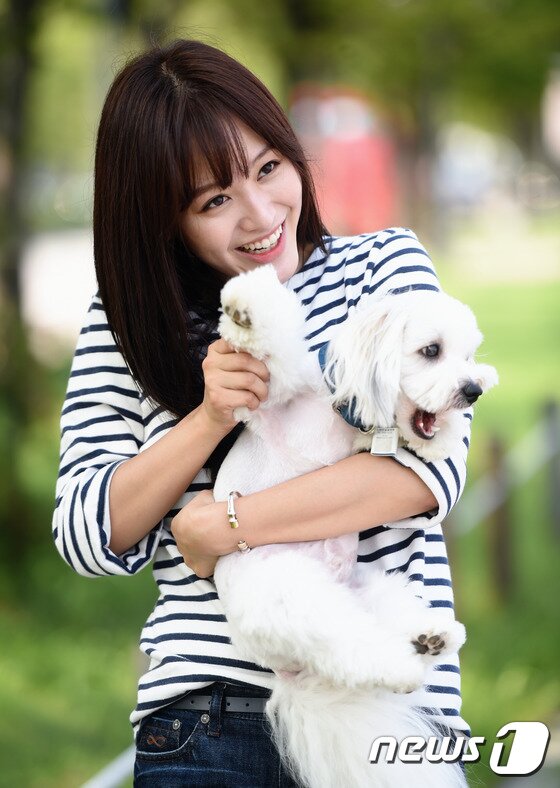 본문 이미지 - 레인보우 멤버 겸 배우 재경이 최근 진행된 인터뷰에서 카롱이가 연예계 생활을 하면서 많은 의지가 된다고 털어놨다. ⓒ News1 스타 / 권현진 기자