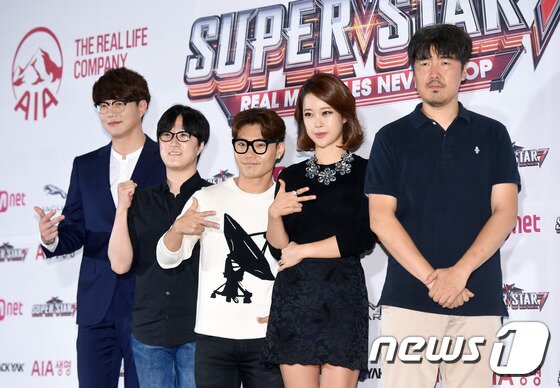 본문 이미지 - 18일 오전 서울 상암동 CJ E&M센터에서 열린 Mnet ‘슈퍼스타K7’ 제작발표회에 참석한 심사위원 성시경, 마두식 PD, 심사위원 김범수, 백지영, 김기웅 국장(왼쪽부터)이 포즈를 취하고 있다. ⓒ News1스포츠 / 권현진 기자 