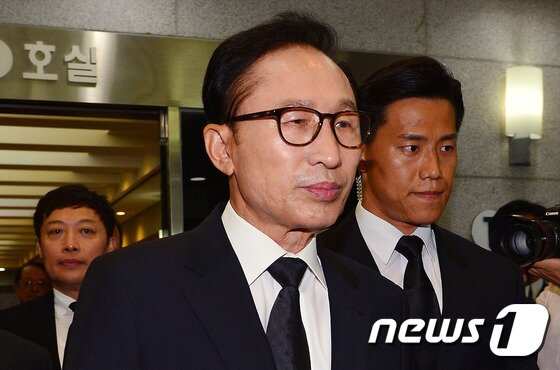본문 이미지 - 이명박 전 대통령이 19일 오전 서울 종로구 서울대병원 장례식장에 마련된 고 이맹희 CJ그룹 명예 회장 빈소에서 조문을 마친 뒤 나서고 있다. 2015.8.19/뉴스1 ⓒ News1