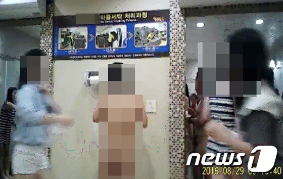 본문 이미지 - 최근 인터넷에서 국내 유명 워터파크의 여자 샤워실을 촬영한 몰래카메라 영상이 유포되 논란이 일고 있다. 이 영상은 강원도에 있는 유명 워터파크의 샤워실인 것으로 확인됐다.동영상은 총 29분4초분량으로 영상에는 샤워실과 탈의실 모습이 그대로 담겨 있어 2차 노출 피해가 우려된다.2015.8.19/뉴스1 ⓒ News1