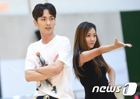 본문 이미지 - 샤이니 키와 오소연(오른쪽)이 19일 오후 서울 중구 남산창작센터에서 열린 뮤지컬 ‘인 더 하이츠’ 연습실 공개에서 열정적인 공연을 펼치고 있다. ‘인 더 하이츠’는 뉴욕의 라틴할렘이라 불리는 워싱턴 하이츠를 배경으로 그곳에 살고 있는 이민자들의 애환이 담긴 삶과 꿈을 긍정적인 유머로 승화한 브로드웨이 작품이다. ⓒ News1 스포츠 / 권현진 기자