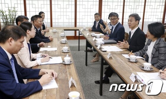 본문 이미지 - 김승수 시장을 비롯한 전주시 간부들이 19일 전주시청을 방문한 중국 취엔저우현 대표단 일행과 간담회를 갖고 있다. 취엔저우현 대표단은 전주시와 취엔저우현 간 우호관계 증진과 선진 탄소산업시설 견학 및 전주 문화탐방을 통한 교류분야 모색을 목적으로 18일부터 2박3일 일정으로 전주에 머물고 있다./사진제공=전주시 ⓒ News1