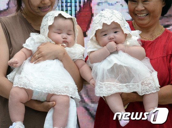 (양구=뉴스1) 황준 기자 = 2일 강원 양구군 레포츠공원 서천변 일원에서 열린 \'제8회 양구 배꼽축제\' 쌍둥이 콘테스트에 참가한 갓난쟁이가 무대에 올라 있다. \'대한민국 최 …