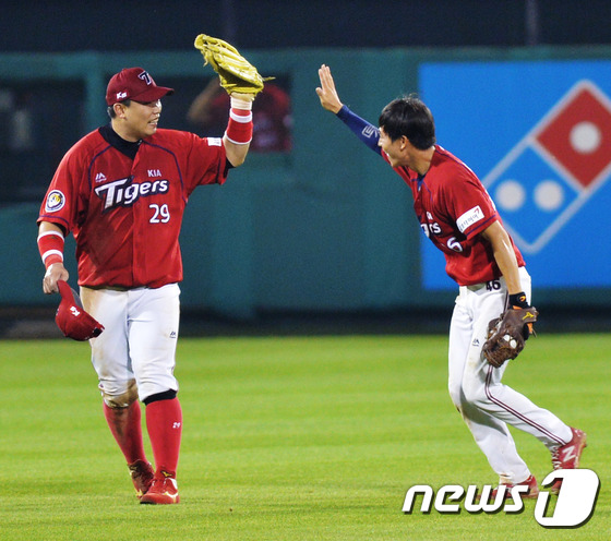 (대전=뉴스1) 신성룡 기자 = 2일 오후 대전 한화생명이글스파크에서 열린 2015 타이어뱅크 KBO 한화 이글스와 KIA 타이거즈 경기 5회말 2사, KIA 박찬호가 호수비 후 …