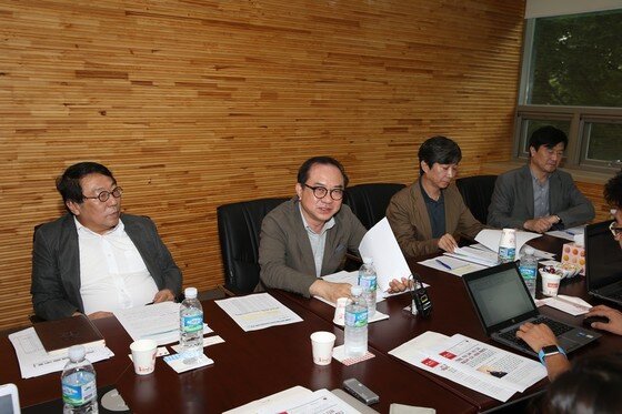 본문 이미지 - 김봉렬 한예종 총장 취임2주년 기자간담회. 민경찬 교학처장(좌로부터) 김봉렬 총장, 최준호 기획처장, 박상현 공연예술센터장