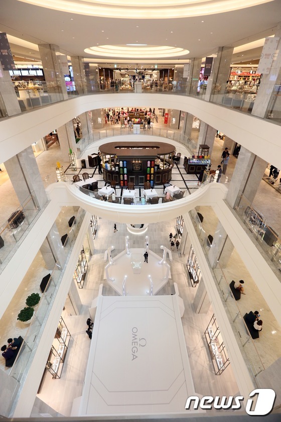 (판교=뉴스1) = 20일 오전 경기도 성남시 분당구 현대백화점 판교점이 프리 오픈를 진행하고 있다.21일 오픈을 앞둔 현대백화점 판교점은 축구장 30배에 달하는 수도권 최대 규모 …