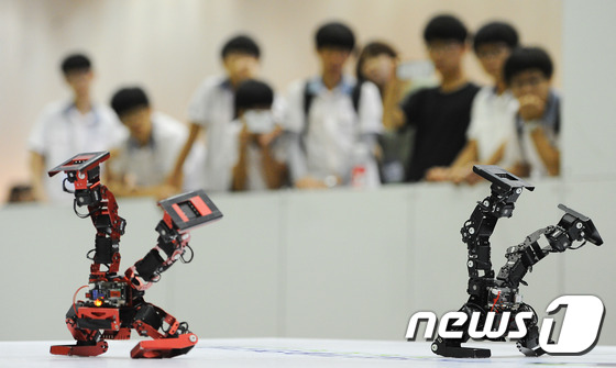 (부산=뉴스1) 이승배 기자 = 20일 부산 해운대구 벡스코에서 열린 ‘제6회 부산로봇경진대회’에서 휴머노이드댄스 경연이 펼쳐지고 있다.이번 대회에는 1092개팀 2251명이 참가 …