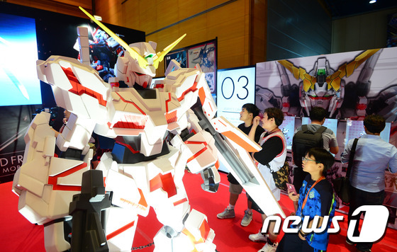 (서울=뉴스1) 민경석 기자 = 20일 오후 서울 강남구 삼성동 코엑스에서 열린 '제6회 건프라 엑스포 2015 in KOREA'에서 관람객들이 대형 건담 프라모델을 둘러보고 있다 …