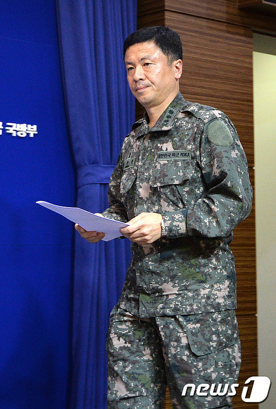 (서울=뉴스1) 박세연 기자 = 전하규 합동참모본부 공보실장(대령)이 20일 오후 서울 용산구 국방부 브리핑룸에서 북한 포격 도발 관련 브리핑을 갖기위해 브리핑룸으로 들어서고 있다 …