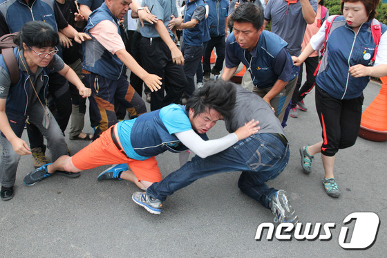 (춘천=뉴스1) 정진욱 기자 = 21일 전국공무원노조 강원본부 회원들이 '이형섭 강원본부장 징계 저지 결의대회"서 도청진입을 시도하다 이를 막아서는 경찰과 몸싸움을 하고 있다.행자 …