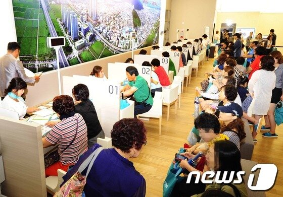본문 이미지 - 한국토지신탁이 김해시 부원동 606-3번지 일원에 공급하는 ‘부원역 그린코아 더 센텀’ 모델하우스를 21일 개관돼 분양에 나섰다.모델하우스를 찾은 시민들이접수대에서 분양문의를 하거나 분양관련 서류를 작성하고 있다.2015.08.21/뉴스1 최재호기자ⓒ News1