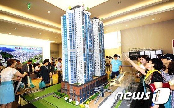 본문 이미지 - 한국토지신탁이 김해시 부원동 606-3번지 일원에 공급하는 ‘부원역 그린코아 더 센텀’ 모델하우스를 21일 개관돼 분양에 나섰다.모델하우스를 찾은 시민들이 안내 도우미의 설명을 들으며 실물 모형을 살펴보고 있다..2015.08.21/뉴스1 최재호기자ⓒ News1
