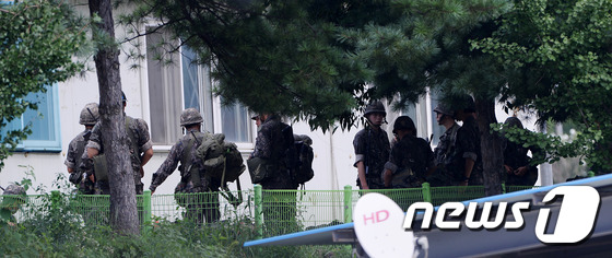 (연천=뉴스1) 고성준 인턴기자 = 22일 오전 경기도 연천군 중면 28사단 막사앞에서 간부와 장병들이 긴장감 속에 완전군장 차림으로 대기하고 있다.북한은 지난 21일 "조선노동당 …