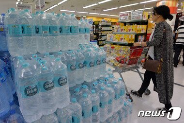 본문 이미지 - 서울시내 대형마트의 생수코너. /사진 = 2015.8.23/뉴스1 ⓒ News1 박세연 기자
