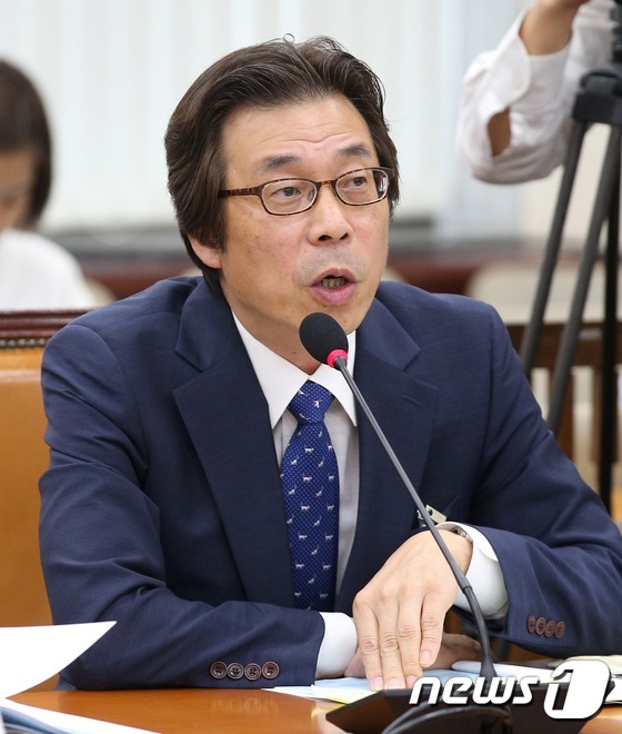 (서울=뉴스1) 오대일 기자 = 24일 서울 여의도 국회 안전행정위원회에서 열린 정치개혁특별위원회 권역별 비례대표제도에 관한 전문가 공청회에서 박명호 동국대 정치외교학과 교수가 권 …