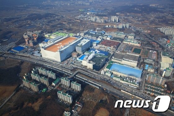 본문 이미지 - 경기 이천에 위치한 SK하이닉스 본사 전경/뉴스1 ⓒ News1