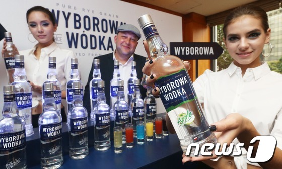 (서울=뉴스1) = 25일 오전 서울 중구 소공동 롯데호텔에서 페르노리카 코리아 모델들이 폴란드 보드카 '위보로바'를 선보이고 있다.'위보로바'는 알코올 도수 40%, 700ml …