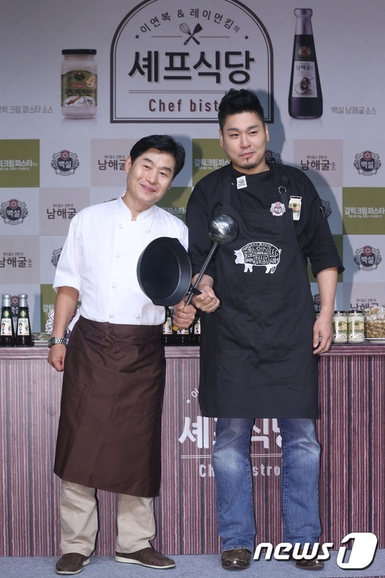 (서울=뉴스1) = 요리연구가 이연복, 레이먼 킴이 25일 오후 서울 강남구 신사동 청담 씨네시티 엠큐브에서 열린 '이연복&레이먼 킴의 셰프 식당'에 참석해 포즈를 취하고 있다. …