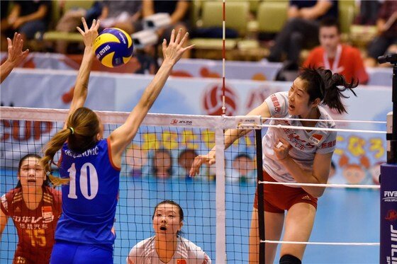 본문 이미지 - 중국 여자배구대표팀의 에이스 주팅은 한국전 경계대상 1호로 꼽힌다.. 세르비아와의 경기에서 스파이크를 날리고 있는 모습. (국제배구연맹 제공)