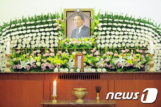 (서울=뉴스1스포츠) 권현진 기자 = 원로배우 故 김상순의 빈소가 25일 서울아산병원 장례식장에 마련됐다.고인은 몇 달 전 폐암 말기를 판정받고 병원에서 치료를 받아오다 지난 25 …
