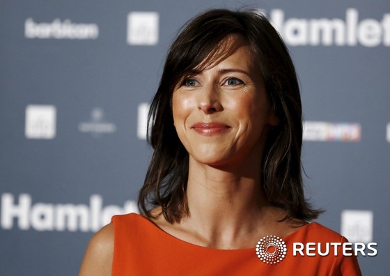 (런던 로이터=뉴스1) 우동명 기자 = 배우 베네딕트 컴버배치의 아내 소피 헌터가 25일(현지시간) 영국 런던 바비칸 센터에서 린지 터너의 연극 햄릿 상연 첫날 관람을 위해 들어서 …