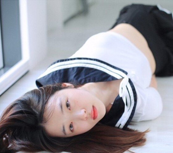 본문 이미지 - 걸그룹 에프엑스 전 멤버 설리가 교복을 입고 몽환적인 매력을 뽐냈다. ⓒ News1스포츠 / 설리 인스타그램