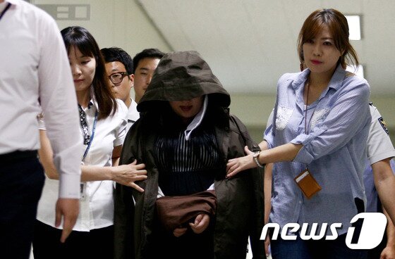 본문 이미지 - 26일 오후 경기도 용인시 처인구 용인동부경찰서에서 워터파크 몰래카메라 촬영 용의자 최모(26·여)씨가 이동하고 있다. 경찰은 동영상이 유포된 해외 사이트 수사를 통해 경기도 소재 워터파크 2곳과 강원도 소재 워터파크 1곳, 서울의 한 야외수영장 등 모두 4곳에서 동영상이 촬영된 것을 파악했다. 용인동부서로 압송된 최씨는 처음 혐의를 부인하다 지속된 경찰의 추궁에 ⓒ News1