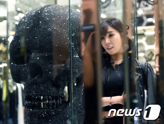(판교=뉴스1스포츠) 권현진 기자 = 눈부신 아름다움.소녀시대 티파니가 26일 오후 경기도 성남시 현대백화점 판교점에서 열린 필립 플레인 오픈 기념 행사에 참석해 포즈를 취하고 있 …