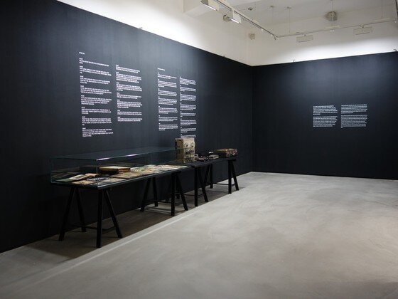 본문 이미지 -  조덕현 개인전 '꿈' 전시작. 진열장 안에는 가상인물 조덕현이 출연한 영화 사진이 앨범에 꽂혀 사실감을 높혔다. (사진제공 일민미술관) 