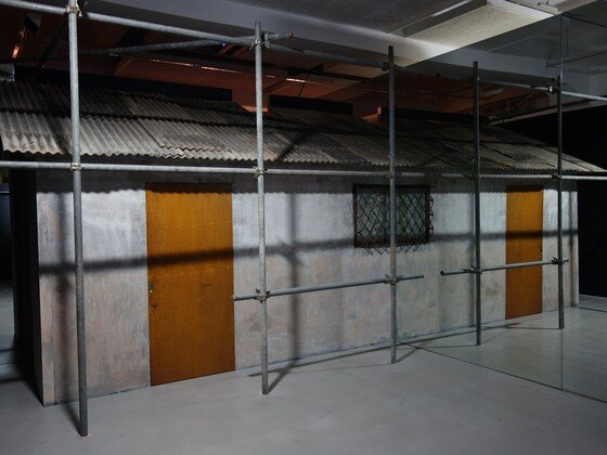 본문 이미지 - 조덕현 개인전 '꿈' 전시작. 가상인물 조덕현이 노년에 머물던 집 외관. (사진제공 일민미술관)  