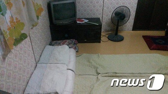 본문 이미지 - 조덕현 개인전 '꿈' 전시작. 가상인물 조덕현이 노년에 머물던 집 내부. (사진제공 일민미술관)  