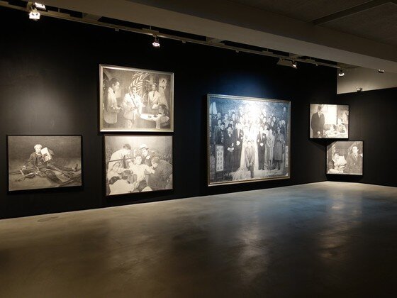 본문 이미지 - 조덕현 개인전 '꿈' 전시작. 가상인물 조덕현이 출연한 영화 스틸 소묘. (사진제공 일민미술관)  